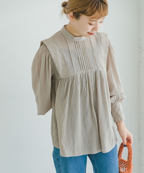 ITEMS URBANRESEARCH（アイテムズ アーバンリサーチ）の「ショルダータックシシュウブラウス（シャツ/ブラウス・レディース・ホワイト/ブラック/ベージュ・FREE）」の3枚目の写真