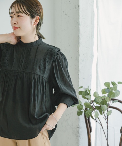 ITEMS URBANRESEARCH（アイテムズ アーバンリサーチ）の「ショルダータックシシュウブラウス（シャツ/ブラウス・レディース・ホワイト/ブラック/ベージュ・FREE）」の2枚目の写真