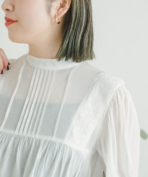 ITEMS URBANRESEARCH（アイテムズ アーバンリサーチ）の「ショルダータックシシュウブラウス（シャツ/ブラウス・レディース・ホワイト/ブラック/ベージュ・FREE）」の4枚目の写真