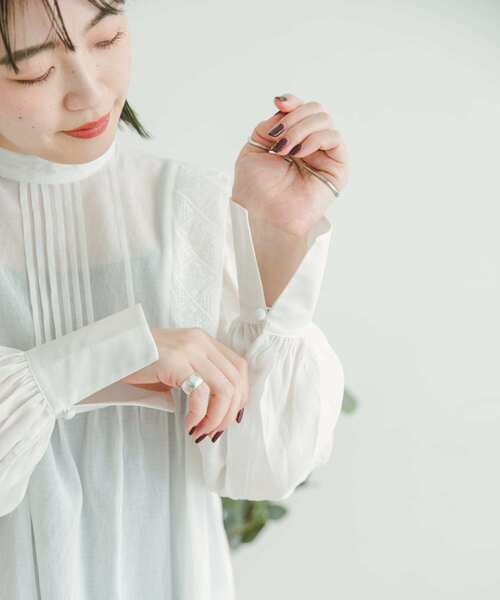 ITEMS URBANRESEARCH（アイテムズ アーバンリサーチ）の「ショルダータックシシュウブラウス（シャツ/ブラウス・レディース・ホワイト/ブラック/ベージュ・FREE）」の10枚目の写真