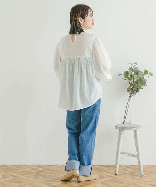 ITEMS URBANRESEARCH（アイテムズ アーバンリサーチ）の「ショルダータックシシュウブラウス（シャツ/ブラウス・レディース・ホワイト/ブラック/ベージュ・FREE）」の15枚目の写真
