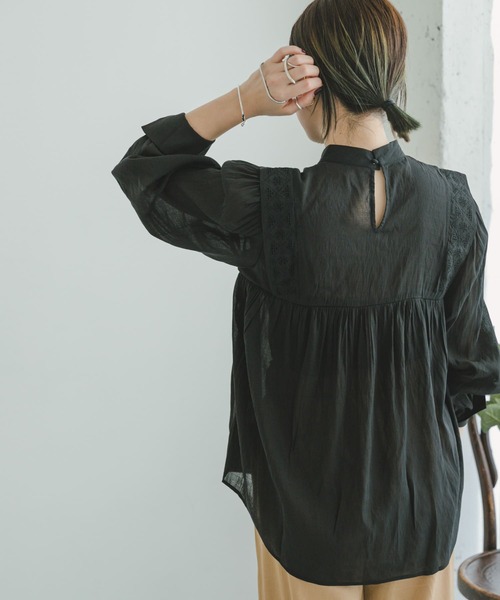 ITEMS URBANRESEARCH（アイテムズ アーバンリサーチ）の「ショルダータックシシュウブラウス（シャツ/ブラウス・レディース・ホワイト/ブラック/ベージュ・FREE）」の11枚目の写真