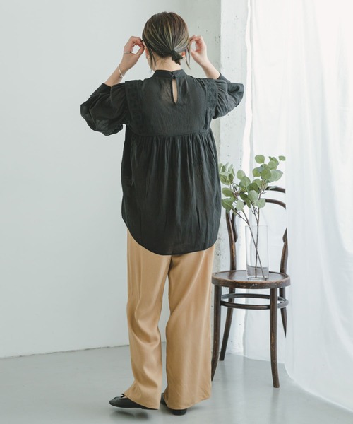 ITEMS URBANRESEARCH（アイテムズ アーバンリサーチ）の「ショルダータックシシュウブラウス（シャツ/ブラウス・レディース・ホワイト/ブラック/ベージュ・FREE）」の21枚目の写真