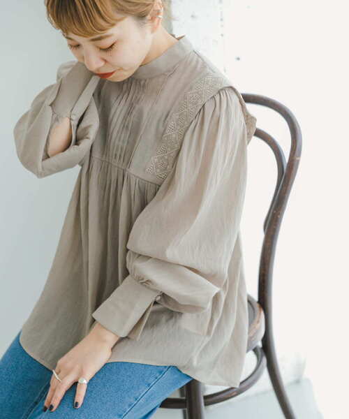 ITEMS URBANRESEARCH（アイテムズ アーバンリサーチ）の「ショルダータックシシュウブラウス（シャツ/ブラウス・レディース・ホワイト/ブラック/ベージュ・FREE）」の16枚目の写真