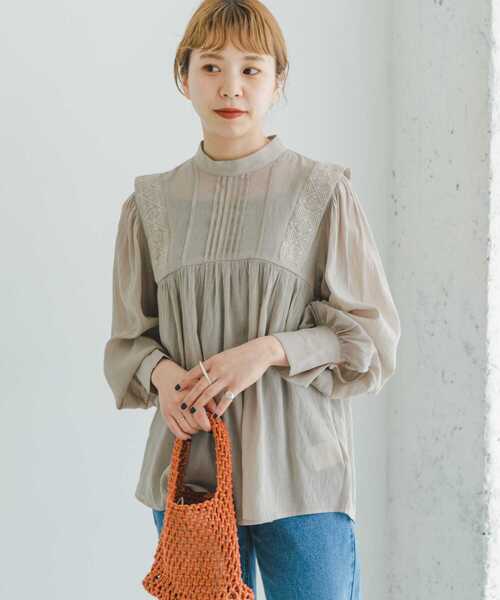 ITEMS URBANRESEARCH（アイテムズ アーバンリサーチ）の「ショルダータックシシュウブラウス（シャツ/ブラウス・レディース・ホワイト/ブラック/ベージュ・FREE）」の6枚目の写真