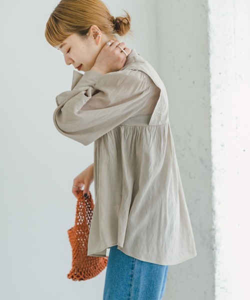 ITEMS URBANRESEARCH（アイテムズ アーバンリサーチ）の「ショルダータックシシュウブラウス（シャツ/ブラウス・レディース・ホワイト/ブラック/ベージュ・FREE）」の12枚目の写真