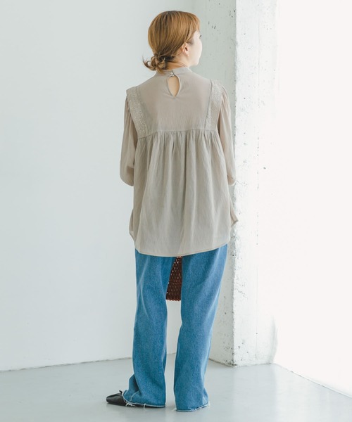 ITEMS URBANRESEARCH（アイテムズ アーバンリサーチ）の「ショルダータックシシュウブラウス（シャツ/ブラウス・レディース・ホワイト/ブラック/ベージュ・FREE）」の22枚目の写真
