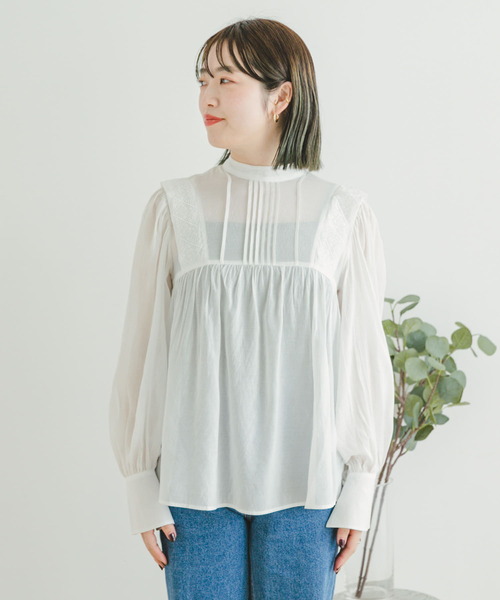 ITEMS URBANRESEARCH（アイテムズ アーバンリサーチ）の「ショルダータックシシュウブラウス（シャツ/ブラウス・レディース・ホワイト/ブラック/ベージュ・FREE）」の17枚目の写真