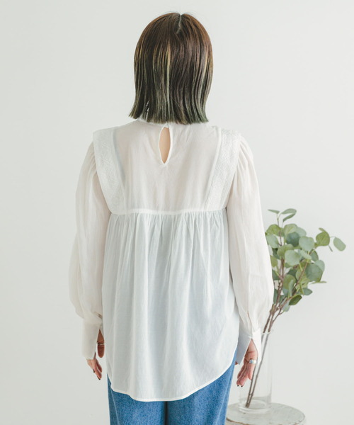 ITEMS URBANRESEARCH（アイテムズ アーバンリサーチ）の「ショルダータックシシュウブラウス（シャツ/ブラウス・レディース・ホワイト/ブラック/ベージュ・FREE）」の13枚目の写真