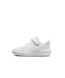 NIKE（ナイキ）の「ナイキ オムニ マルチコート キッズシューズ / Nike Omni Multi-Court Little Kids' Shoes（スニーカー・キッズ）」