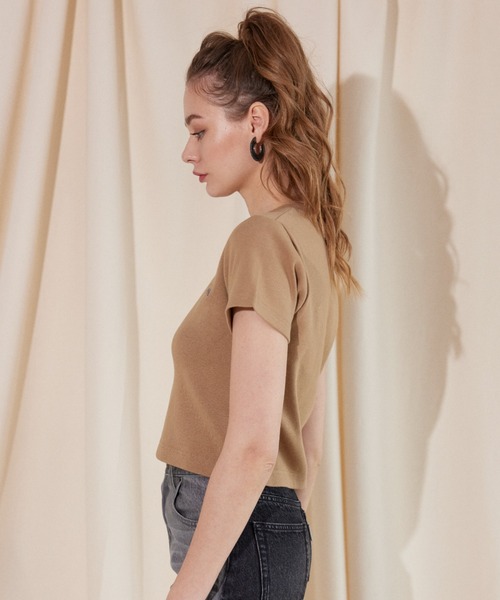 ALEXIA STAM（アリシアスタン）の「Cheers to You & I Cropped Tee / メッセージロゴMini Tee（Tシャツ/カットソー・レディース・ベージュ/オフホワイト/チャコールグレー・S/M）」の21枚目の写真