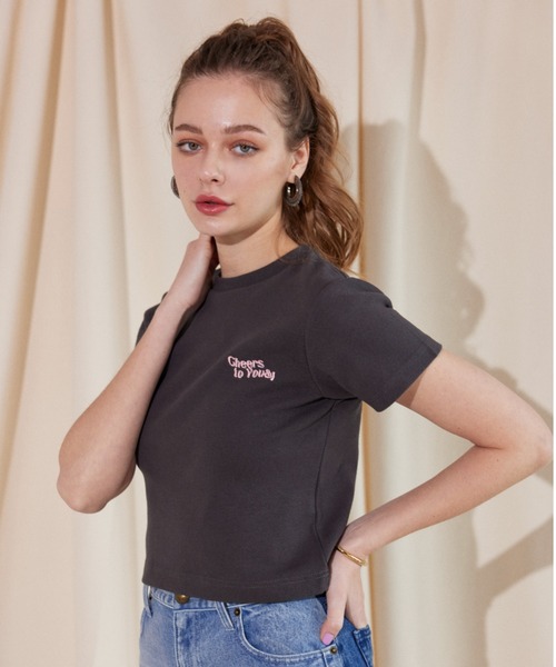 ALEXIA STAM（アリシアスタン）の「Cheers to You & I Cropped Tee / メッセージロゴMini Tee（Tシャツ/カットソー・レディース・ベージュ/オフホワイト/チャコールグレー・S/M）」の16枚目の写真