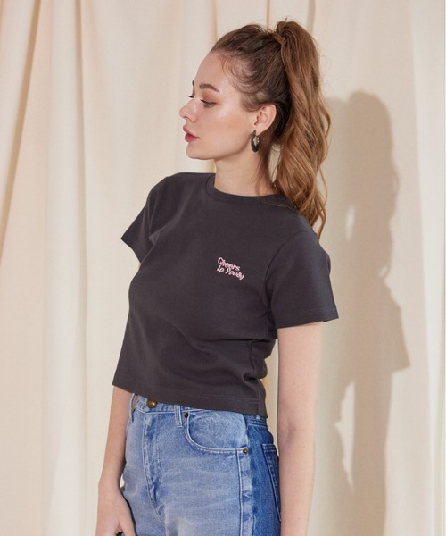 ALEXIA STAM（アリシアスタン）の「Cheers to You & I Cropped Tee / メッセージロゴMini Tee（Tシャツ/カットソー・レディース・ベージュ/オフホワイト/チャコールグレー・S/M）」の13枚目の写真