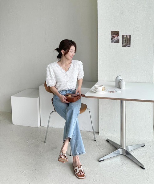 NANING9（ナンニング）の「NANING9 レースパールボタンVネックブラウス（シャツ/ブラウス・レディース・アイボリー/ブラック・FREE）」の3枚目の写真