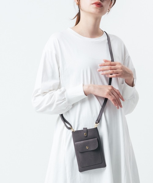 MURA(ムラ)の「フルグレイン シュリンクレザー スナップボタン スマホショルダーバッグ(ショルダーバッグ・レディース・ダークブラウン/チャコールグレー/ピンク/ブラック/ライトグレー・FREE)」の4枚目の写真