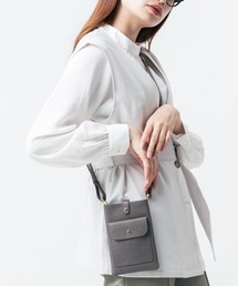 スナップボタン」に該当するレディースのショルダーバッグファッション