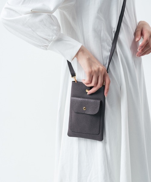 MURA(ムラ)の「フルグレイン シュリンクレザー スナップボタン スマホショルダーバッグ(ショルダーバッグ・レディース・ダークブラウン/チャコールグレー/ピンク/ブラック/ライトグレー・FREE)」の10枚目の写真