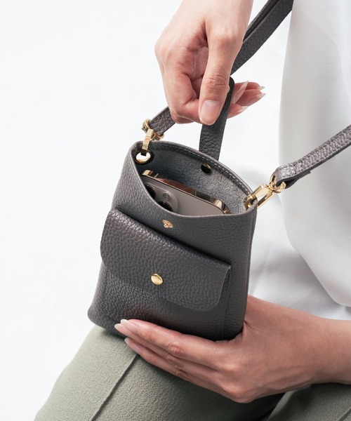 ブラウン ショルダーバッグ スナップボタン付き MURA（ムラ）の「フルグレイン シュリンクレザー スナップボタン