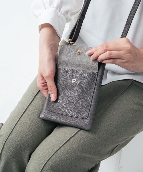 MURA(ムラ)の「フルグレイン シュリンクレザー スナップボタン スマホショルダーバッグ(ショルダーバッグ・レディース・ダークブラウン/チャコールグレー/ピンク/ブラック/ライトグレー・FREE)」の8枚目の写真