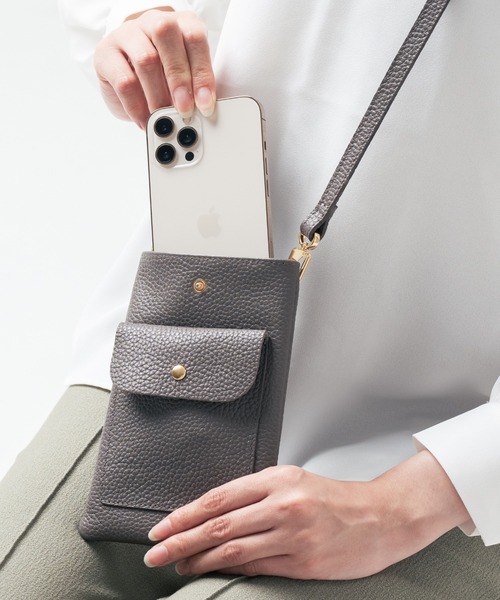 MURA(ムラ)の「フルグレイン シュリンクレザー スナップボタン スマホショルダーバッグ(ショルダーバッグ・レディース・ダークブラウン/チャコールグレー/ピンク/ブラック/ライトグレー・FREE)」の21枚目の写真