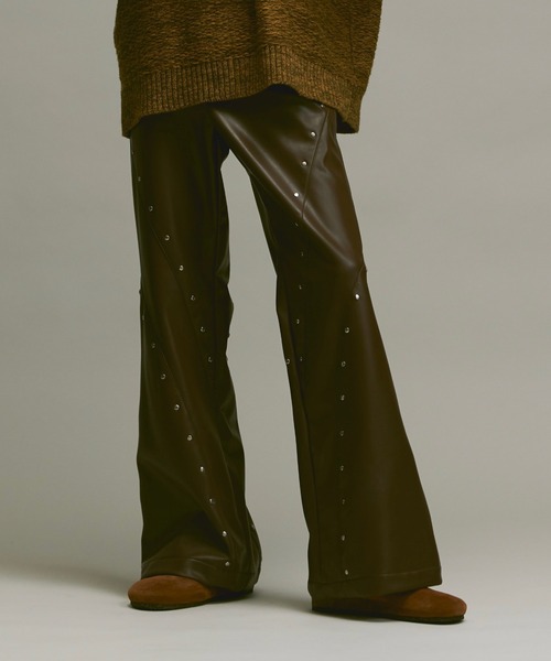 soerte（ソエルテ）の「Leather studs flared pant/レザースタッズ