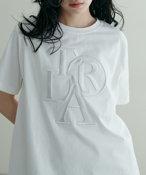 LARUTA(ラルータ)の「【LARUTA】厚盛ロゴ刺繍T(Tシャツ/カットソー・レディース・チャコールグレー/ブラウン/ベージュ/オフホワイト・FREE)」の2枚目の写真