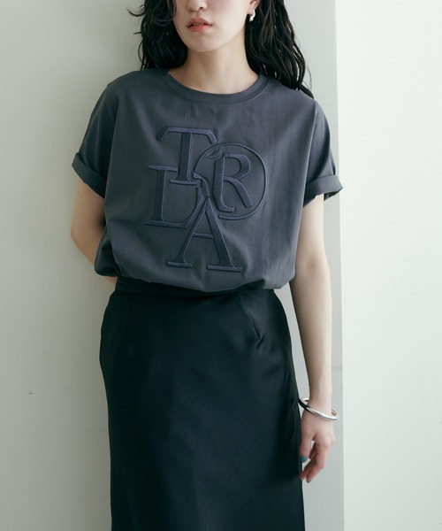LARUTA(ラルータ)の「【LARUTA】厚盛ロゴ刺繍T(Tシャツ/カットソー・レディース・チャコールグレー/ブラウン/ベージュ/オフホワイト・FREE)」の3枚目の写真