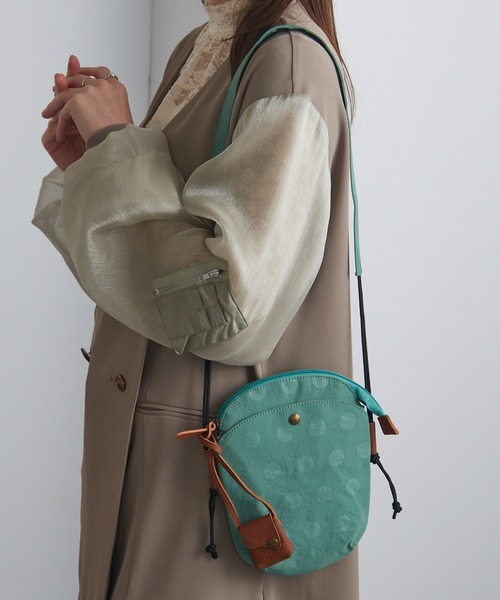 toleur（トーラ）の「【toleur】ナイロンドットミニサコッシュ 11859（ショルダーバッグ・レディース・ブラック/キャメル/カーキ/グレイッシュベージュ/パープル/マスタード/ライトグリーン/アイボリー/ライトグレー・FREE）」の6枚目の写真