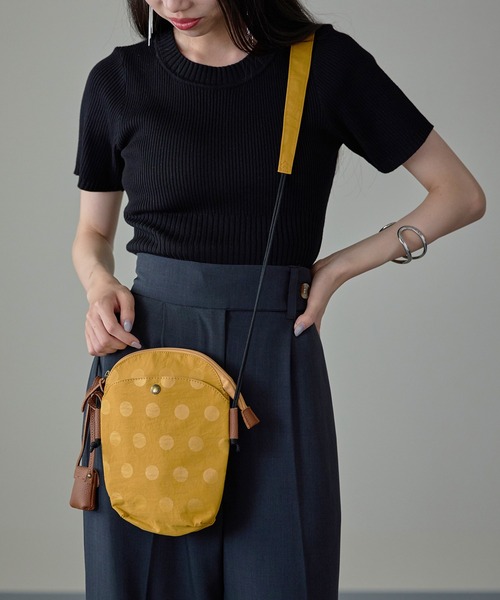 toleur（トーラ）の「【toleur】ナイロンドットミニサコッシュ 11859（ショルダーバッグ・レディース・ブラック/キャメル/カーキ/グレイッシュベージュ/パープル/マスタード/ライトグリーン/アイボリー/ライトグレー・FREE）」の8枚目の写真