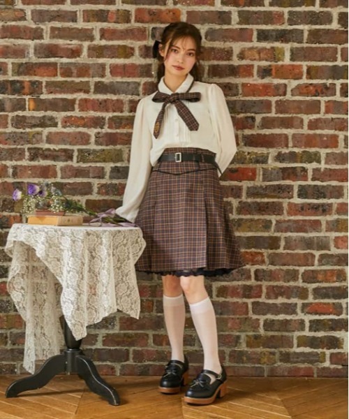 axes femme POETIQUE(アクシーズファムポエティック)の「ベルト付タックミニスカート(スカート・レディース・グリーン/ブラック/グレー・MEDIUM)」の4枚目の写真