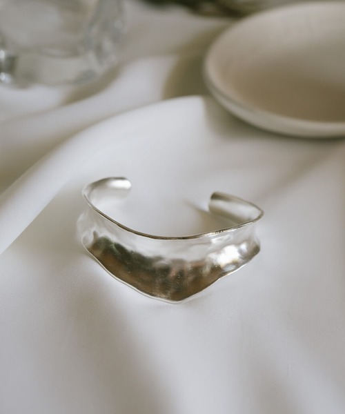 Ops.(オプス)の「バングル レディース シルバー925 ゴールド 金属アレルギー対応【Erzge エルツ】(バングル/リストバンド・レディース・シルバー・ONE SIZE)」の2枚目の写真