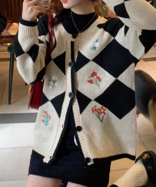 MAISON DE THERESE（メゾン ド テレーズ）の「花柄刺繍　バイカラーカーディガン レトロ アーガイルニット セーター（カーディガン/ボレロ・レディース・ブラック/レッド・FREE）」の11枚目の写真