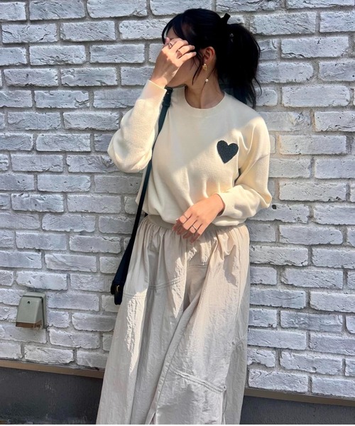 La-gemme（ラジェム）の「ハートロゴニットプルオーバー（ニット/セーター・レディース・アイボリー/グレー/ブラック/モカ/ネイビー・フリー）」の10枚目の写真