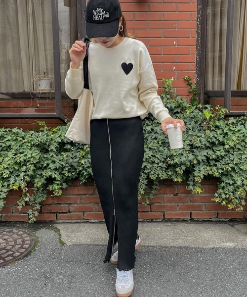 La-gemme（ラジェム）の「ハートロゴニットプルオーバー（ニット/セーター・レディース・アイボリー/グレー/ブラック/モカ/ネイビー・フリー）」の9枚目の写真