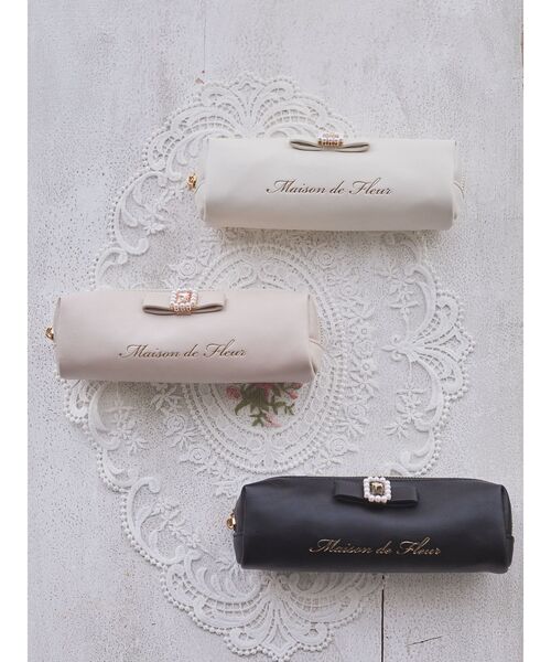 Maison de FLEUR（メゾンドフルール）の「パールビジュー合皮リボンロングポーチ（ポーチ・レディース・アイボリー/ブラック/ピンクベージュ・FREE）」の17枚目の写真