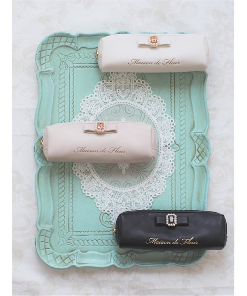 Maison de FLEUR（メゾンドフルール）の「パールビジュー合皮リボンロングポーチ（ポーチ・レディース・アイボリー/ブラック/ピンクベージュ・FREE）」の4枚目の写真