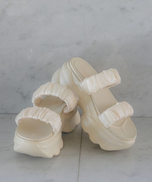 mysty woman(ミスティウーマン)の「ギャザースニーカーサンダル 996697(サンダル・レディース・ブラック/オフホワイト・MEDIUM/LARGE)」の2枚目の写真