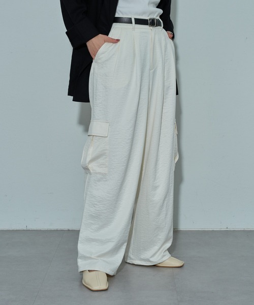 COLONY 2139（コロニートゥーワンスリーナイン）の「リバイバル・新色追加 / サテンカーゴパンツ（カーゴパンツ・レディース・オフホワイト/グレー/グレイッシュベージュ/チャコールグレー/ブラウン・FREE）」の2枚目の写真