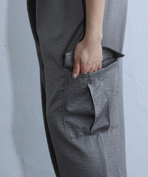 COLONY 2139（コロニートゥーワンスリーナイン）の「リバイバル・新色追加 / サテンカーゴパンツ（カーゴパンツ・レディース・オフホワイト/グレー/グレイッシュベージュ/チャコールグレー/ブラウン・FREE）」の10枚目の写真
