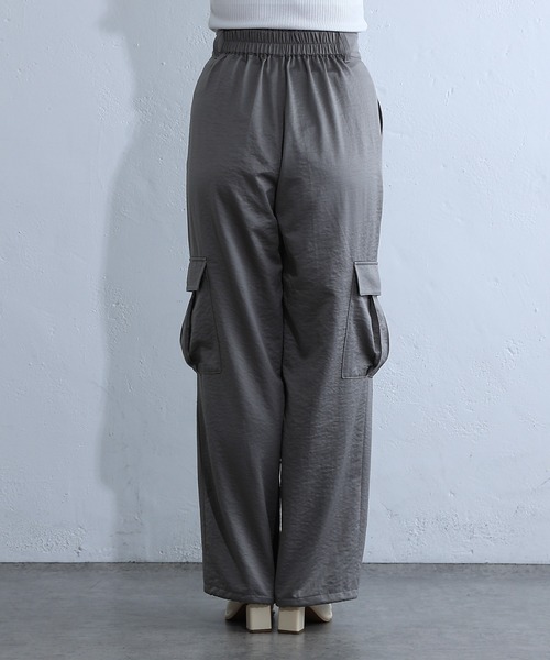 COLONY 2139（コロニートゥーワンスリーナイン）の「リバイバル・新色追加 / サテンカーゴパンツ（カーゴパンツ・レディース・オフホワイト/グレー/グレイッシュベージュ/チャコールグレー/ブラウン・FREE）」の6枚目の写真