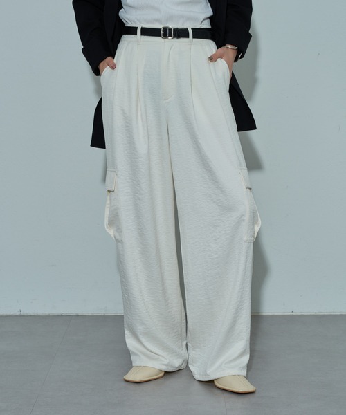 COLONY 2139（コロニートゥーワンスリーナイン）の「リバイバル・新色追加 / サテンカーゴパンツ（カーゴパンツ・レディース・オフホワイト/グレー/グレイッシュベージュ/チャコールグレー/ブラウン・FREE）」の16枚目の写真