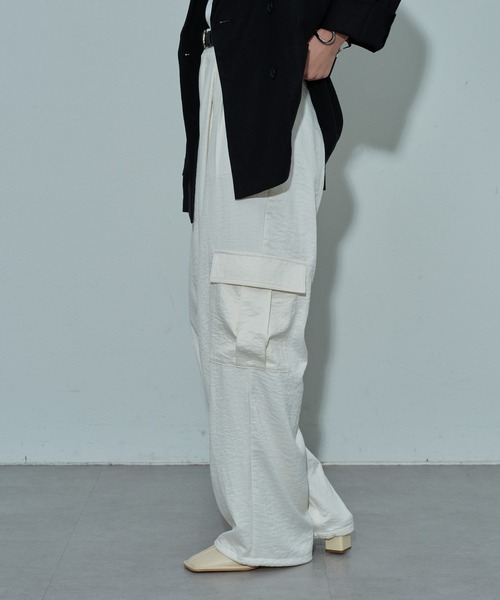 COLONY 2139（コロニートゥーワンスリーナイン）の「リバイバル・新色追加 / サテンカーゴパンツ（カーゴパンツ・レディース・オフホワイト/グレー/グレイッシュベージュ/チャコールグレー/ブラウン・FREE）」の18枚目の写真