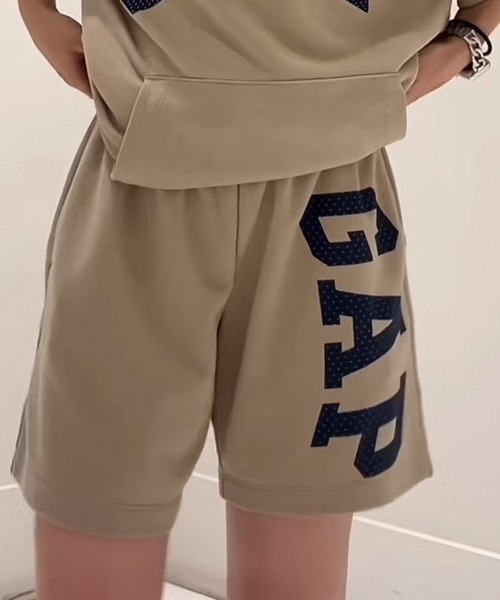 GAP（ギャップ）の「GAPアーチロゴ ショートパンツ(ユニセックス)（その他パンツ・メンズ・ベージュ/グレー/ブラック・M/S/XS/L/XL）」の3枚目の写真