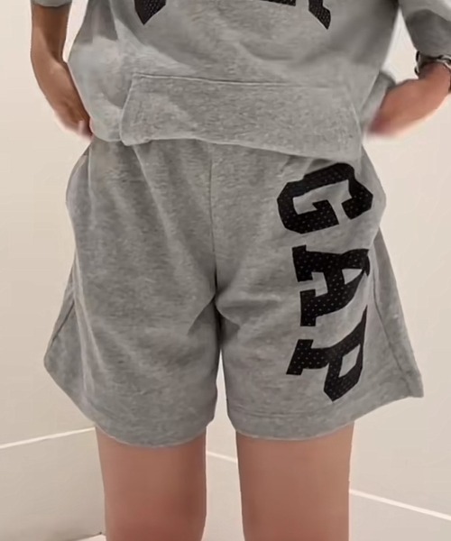 GAP（ギャップ）の「GAPアーチロゴ ショートパンツ(ユニセックス)（その他パンツ・メンズ・ベージュ/グレー/ブラック・M/S/XS/L/XL）」の2枚目の写真