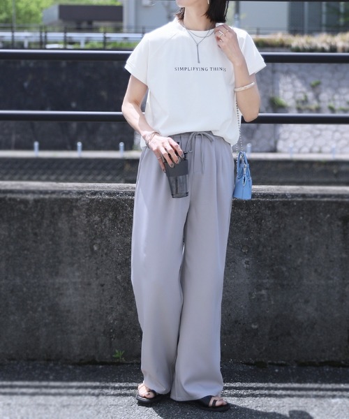 reca（レカ）の「シンプルちびロゴTシャツ（Tシャツ/カットソー・レディース・オフホワイト/ブラック/グレイッシュベージュ・FREE）」の4枚目の写真