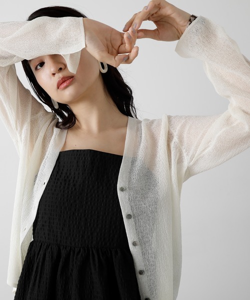 N.（N. Natural Beauty Basic）（エヌエヌナチュラルビューティーベーシック）の「◆Ｖネックシアーカーディガン（カーディガン/ボレロ・レディース・オフホワイト/チャコールグレー/レッド・MEDIUM）」の2枚目の写真