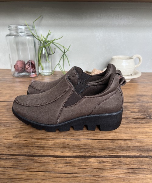 LUGG NAGG(ラグナグ)の「【撥水加工】軽量スリッポンシューズ【晴雨兼用】(スリッポン・レディース・ブラック/ダークブラウン・23.5cm/24.5cm/23.0cm/24.0cm/22.5cm)」の18枚目の写真