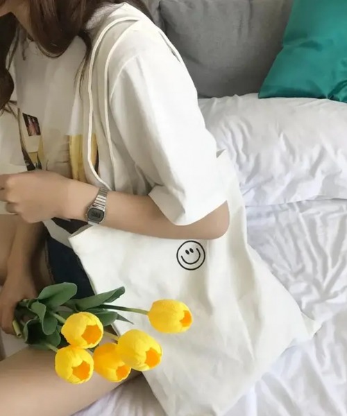 Mignonjour(ミニョンジュール)の「FReePLACe/A4サイズ スマイルトートバッグ X12214(トートバッグ・レディース・ブラック/ホワイト・FREE)」の1枚目の写真