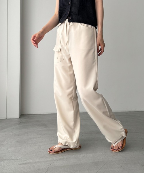 CANAL JEAN（キャナルジーン）の「BLUE BRICK　ストリングポケットスラックス（スラックス・レディース・チャコールグレー/ライトベージュ・2/1）」の3枚目の写真