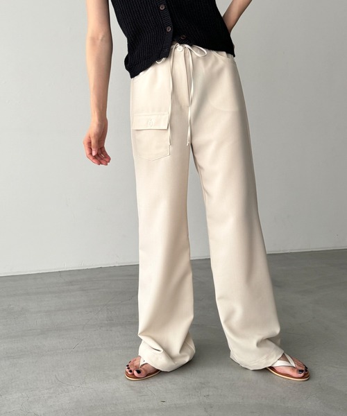 CANAL JEAN（キャナルジーン）の「BLUE BRICK　ストリングポケットスラックス（スラックス・レディース・チャコールグレー/ライトベージュ・2/1）」の5枚目の写真